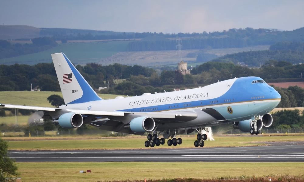 Παρ' ολίγον σύγκρουση του Air Force One με «ιπτάμενο αντικείμενο»